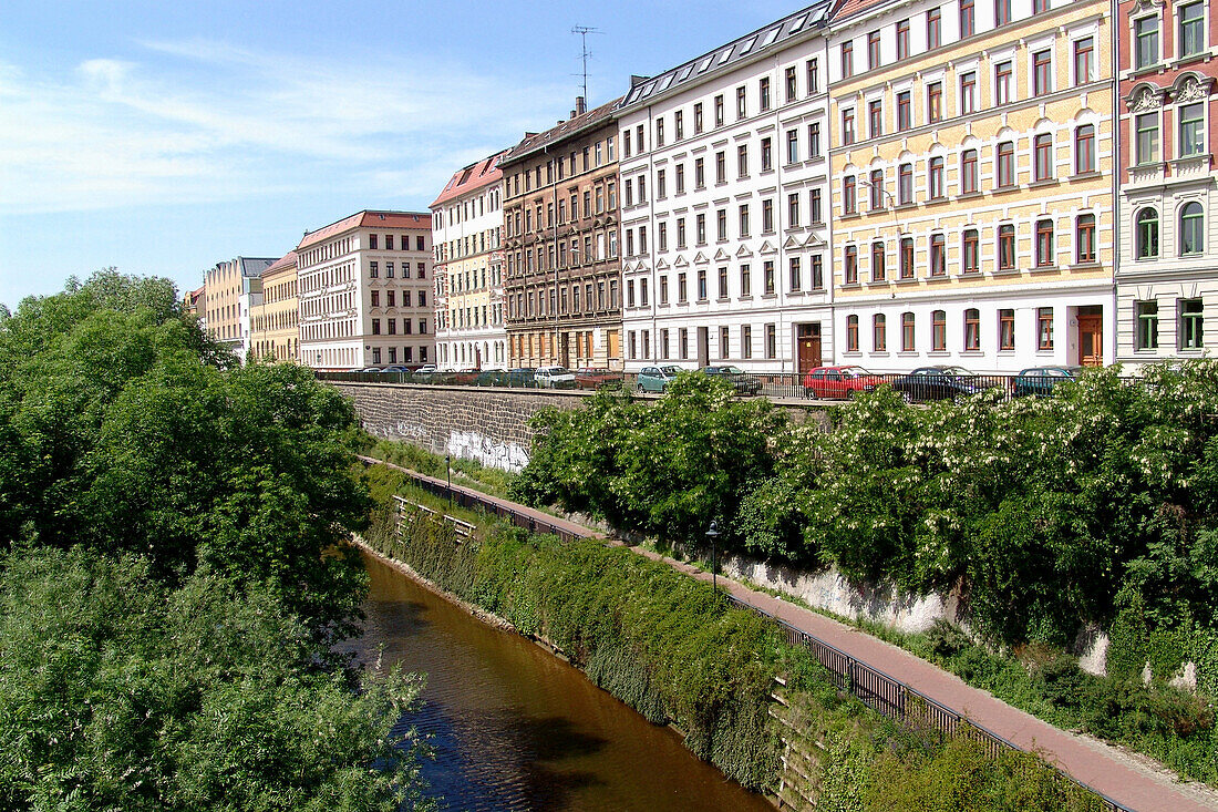 Leipzig, sachsen, deutschland, ein kanal im stadtteil plagwitz