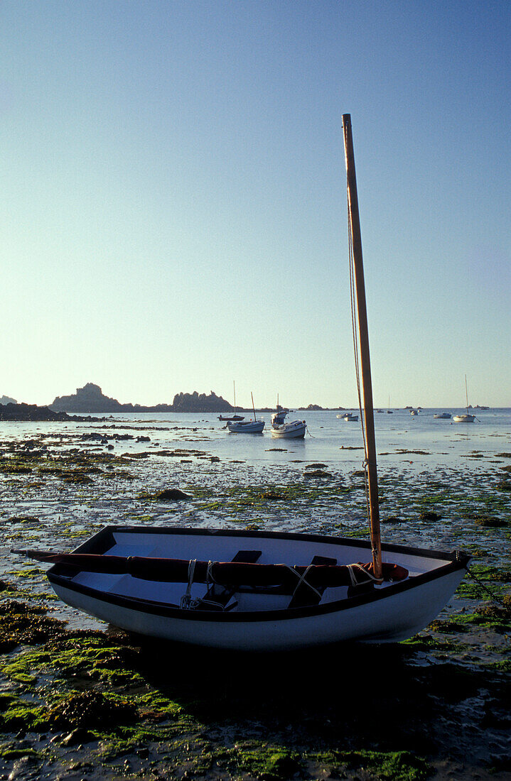 Boot am Strand, Port Scarff, Bretagne, Frankreich
