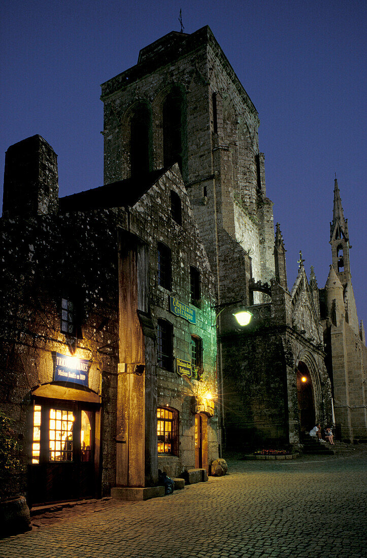 Kirchplatz bei Nacht, Locronan, Bretagne, Frankreich, Europa