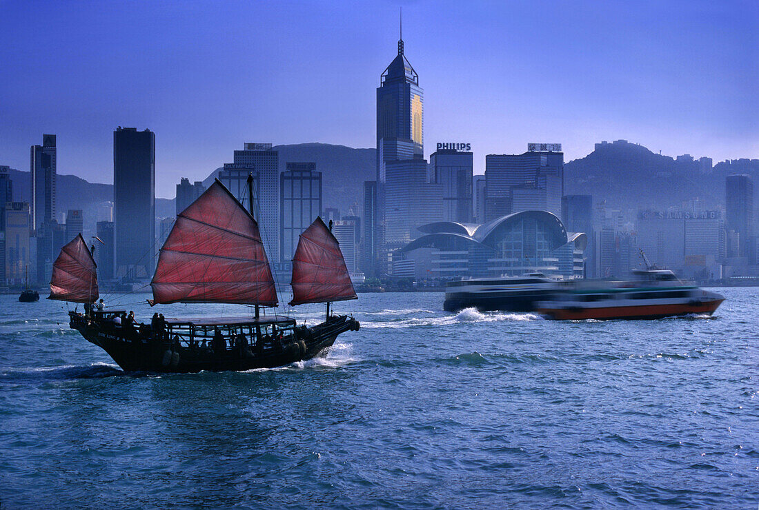 Dschunke und Skyline von Hong Kong, China