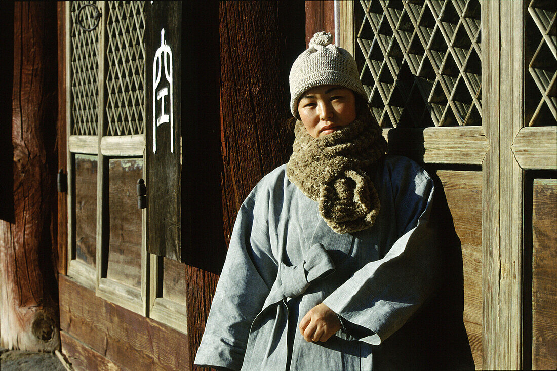 Nonne in Hwaom-sa Kloster, Hwaom-sa, Südkorea, Asien