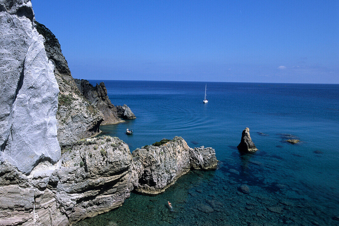 Segelboot bei Insel Ponza, Latium, Italien