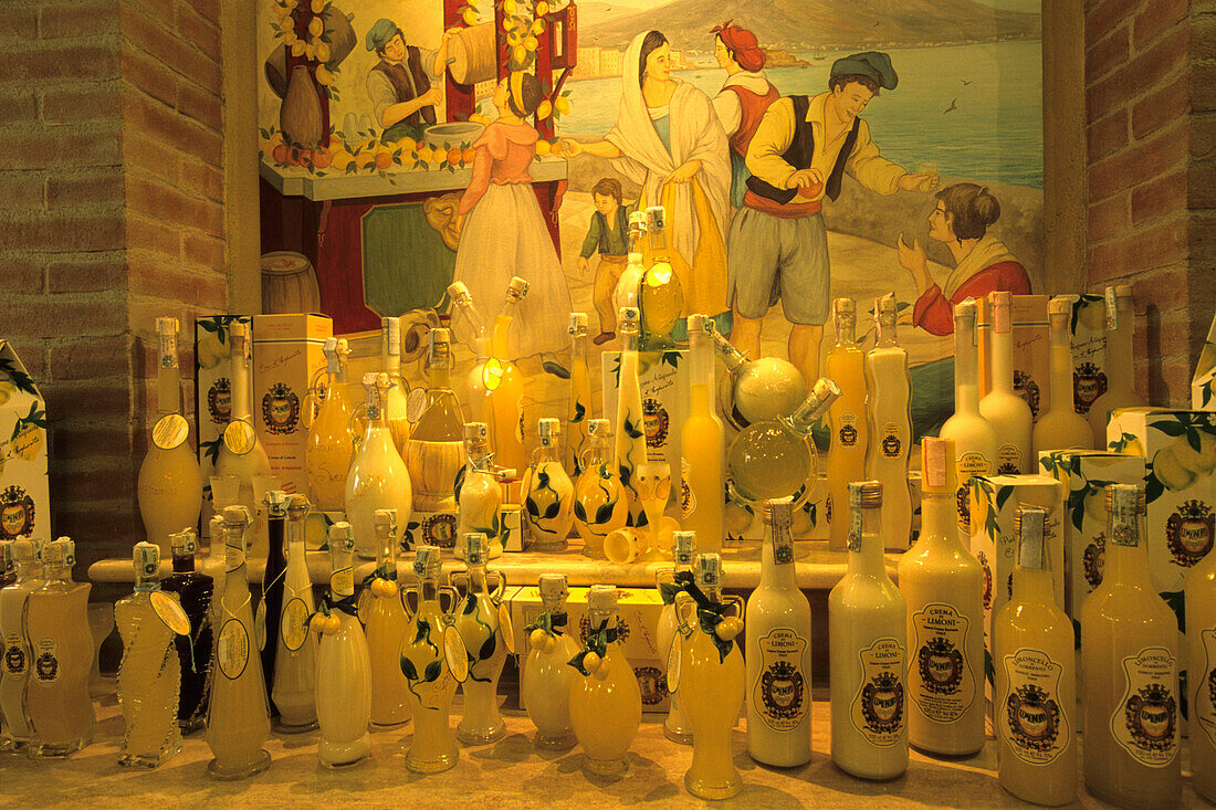 Italienische Spezialitäten, Limoncello, Sorrento, Kampanien, Italien