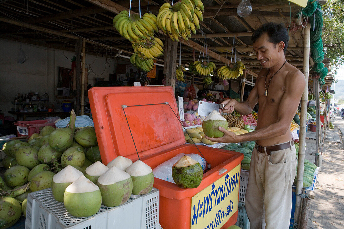 Mann öffnet gekühlte Kokusnuss, Phuket City, Phuket, Thailand