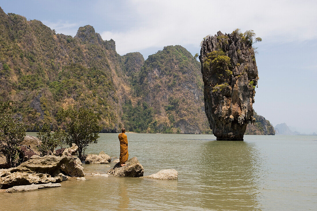 Thailändischer Mönch schaut aufs Wasser hinaus, James Bond Island, Phang-Nga Bay, Thailand