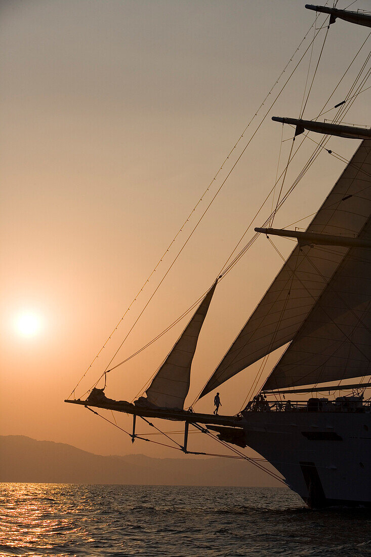 Bug des Star Flyer Segelschiffs im Sonnenuntergang, Phang-Nga Bay, Thailand