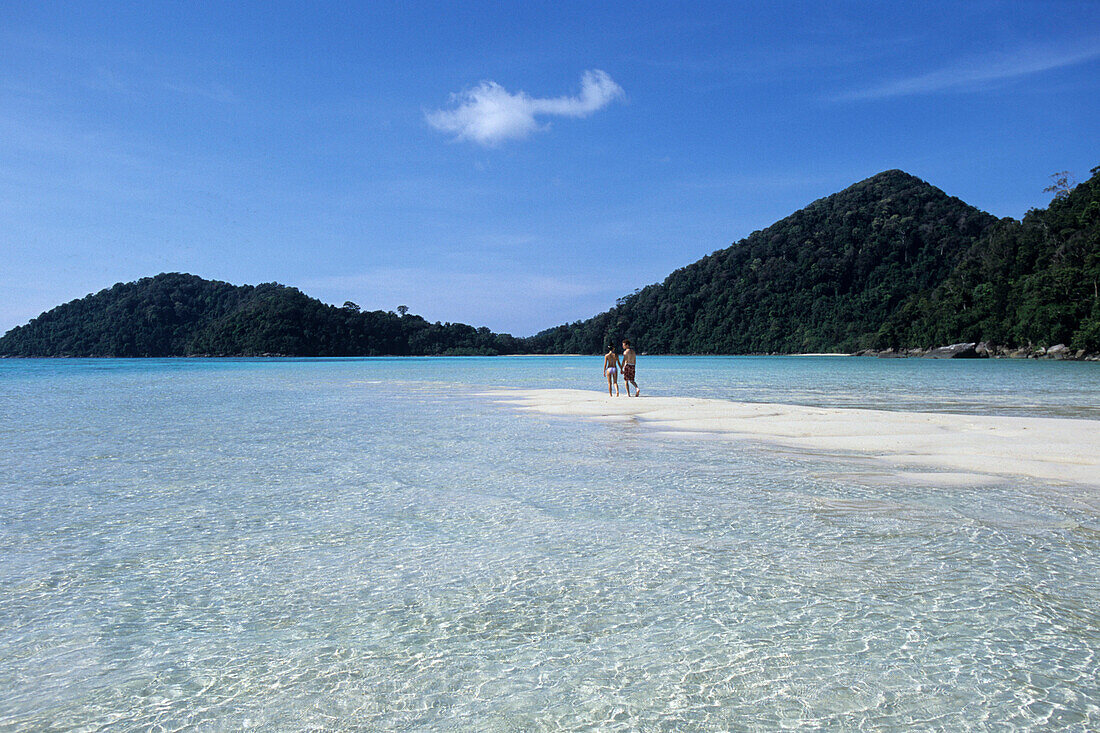 Paar spaziert auf Sandstrand, Ko Butang, Thailand