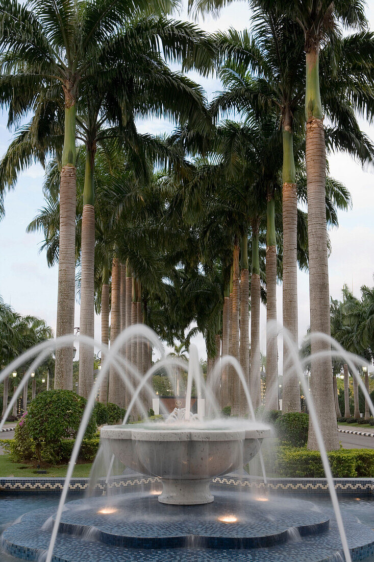 Brunnen vor Jame'Asr Hassan Bolkia Moschee, Bandar Seri Begawan, Brunei Darussalam, Asien