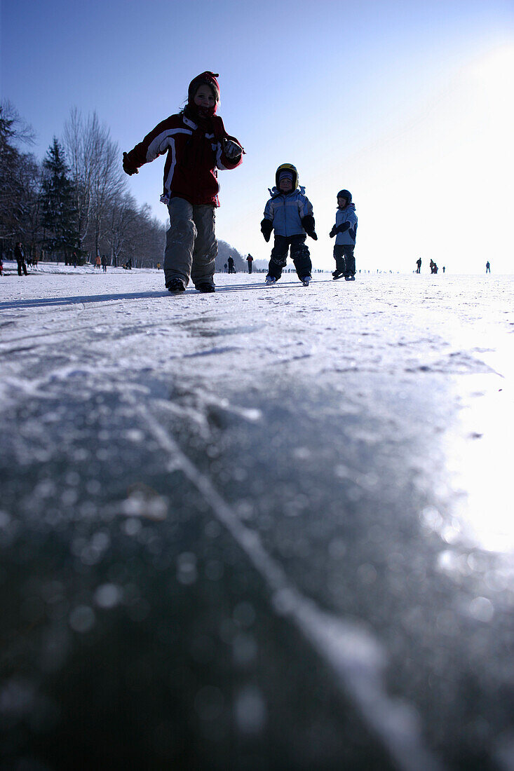Kinder beim Schlittschuhlaufen, Ambach, Starnberger See, Bayern, Deutschland