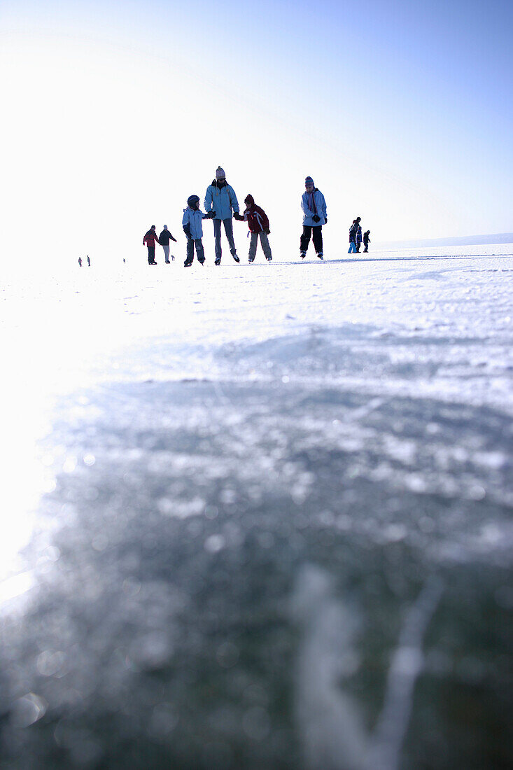 Familie beim Schlittschuhlaufen, Ambach, Starnberger See, Bayern, Deutschland