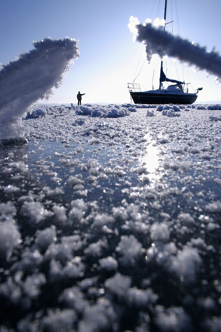 Segelboot im gefrorenen See, Ambach, Starnberger See, Bayern, Deutschland