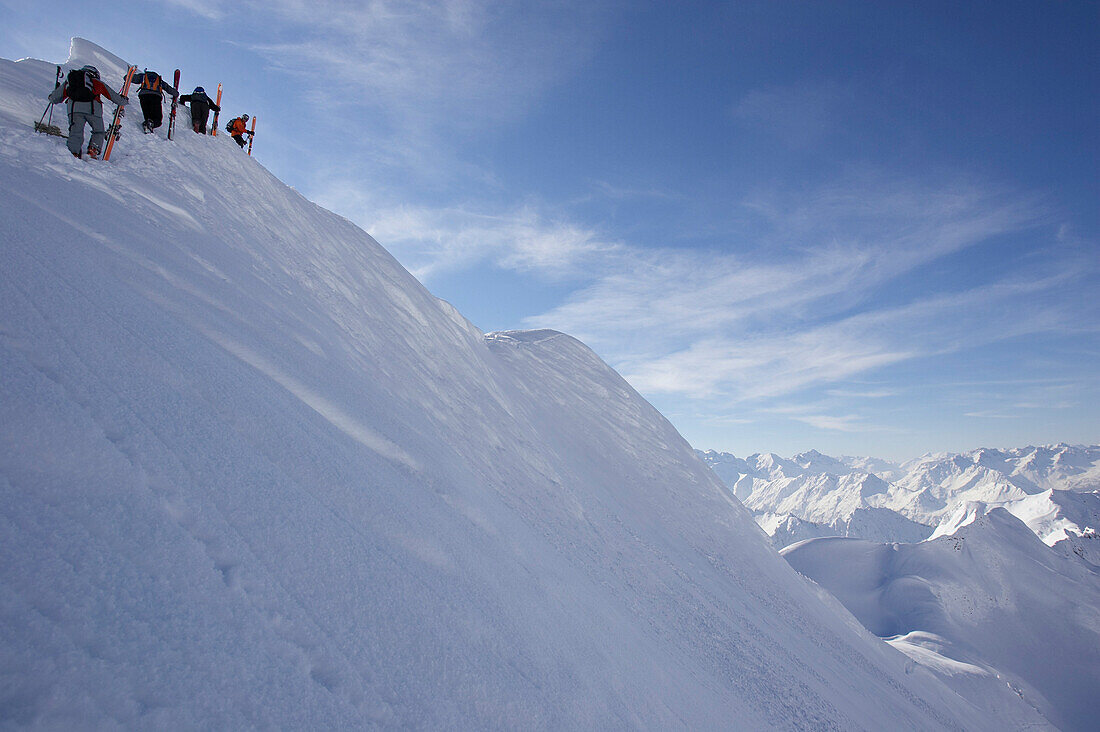 Skifahrer gehen am Grat, Nebelhorn, Oberstdorf, Deutschland