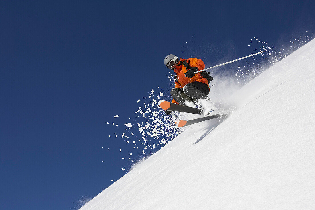 Skifahrer beim Sprung im Tiefschnee, Nebelhorn, Oberstdorf, Deutschland