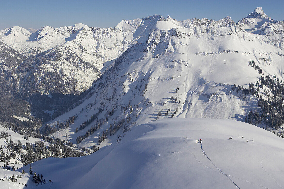 Skifahrer im Tiefschnee, Nebelhorn, Oberstdorf, Deutschland