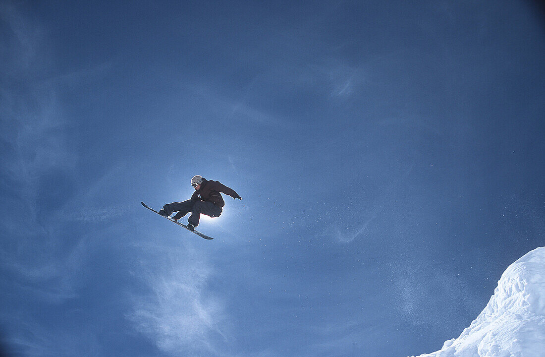 Snowboarder beim Sprung, Zugspitze, Garmisch-Partenkirchen, Deutschland