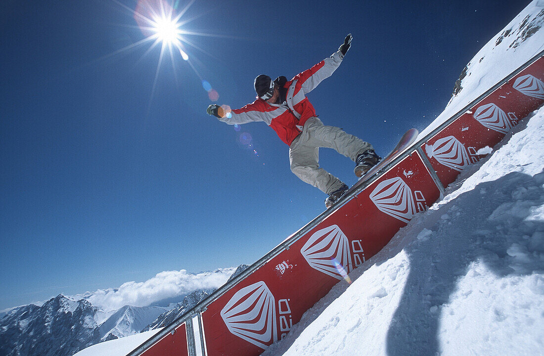Snowboarder auf Rail, Zugspitze, Garmisch-Partenkirchen, Deutschland, Europa