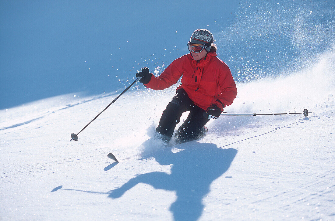 Telemarkerin im Tiefschnee, Zugspitze, Garmisch-Partenkirchen, Deutschland