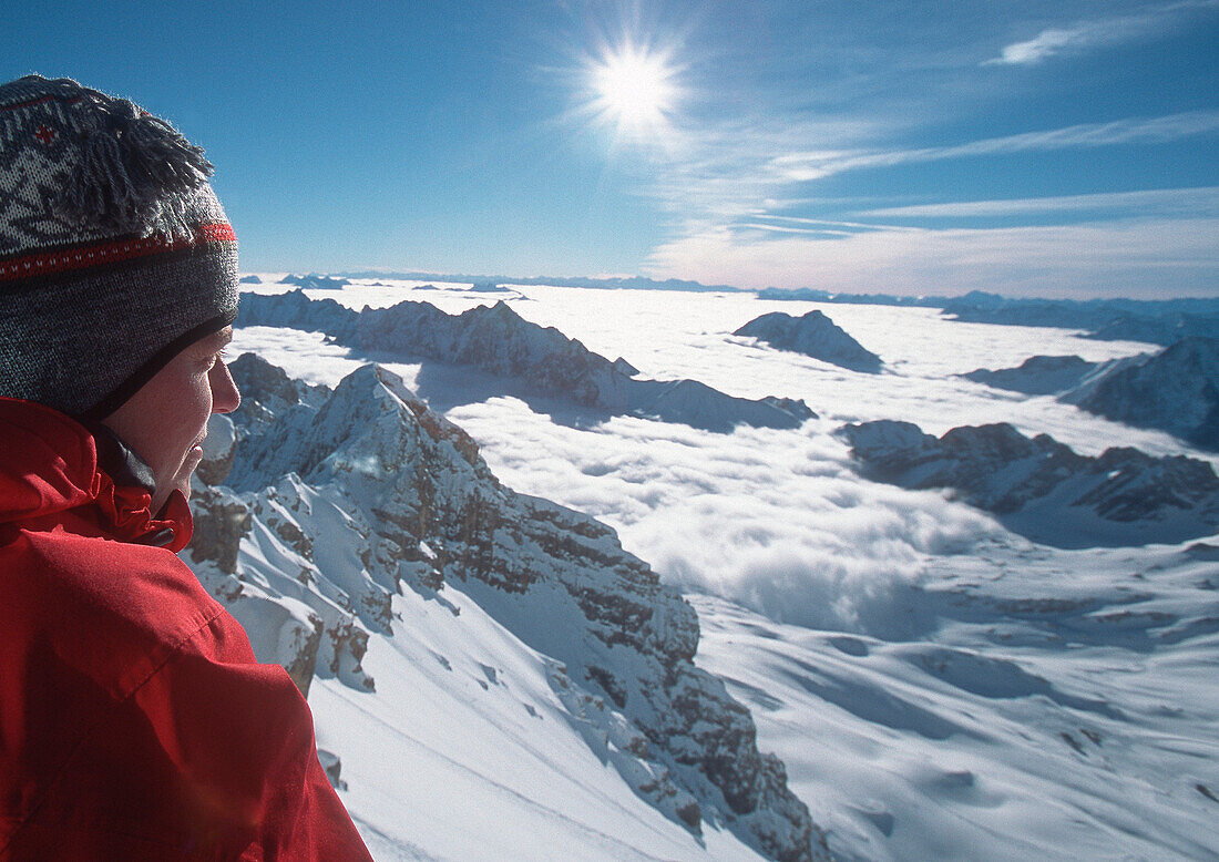 Frau auf Zugspitz Gipfelstation, Blick ins Skigebiet, Zugspitze, Garmisch Partenkirchen, Deutschland