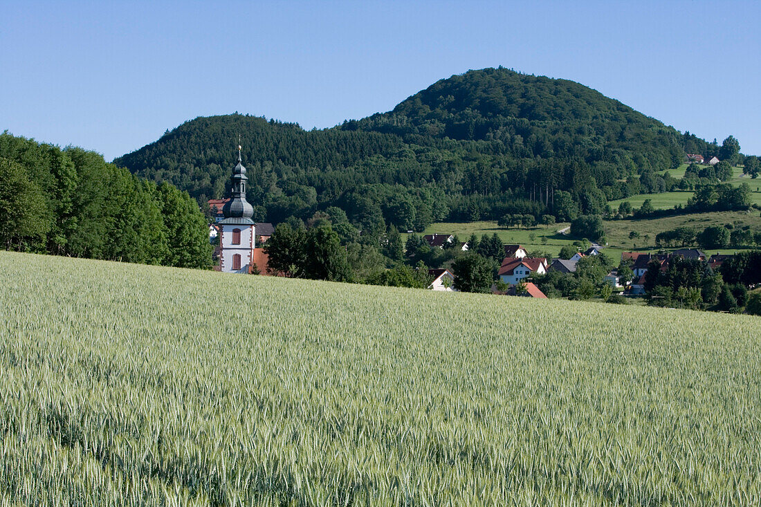 Dorf mit Kirche, Milseburg, Hofbieber, Kleinsassen, Rhön, Deutschland, Hessen
