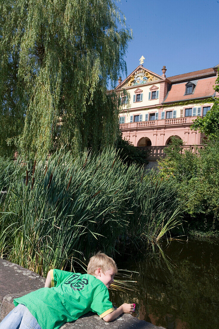 Junge vorm Hammelburger roten Schloss, Hammelburg, Rhön, Deutschland, Bayern