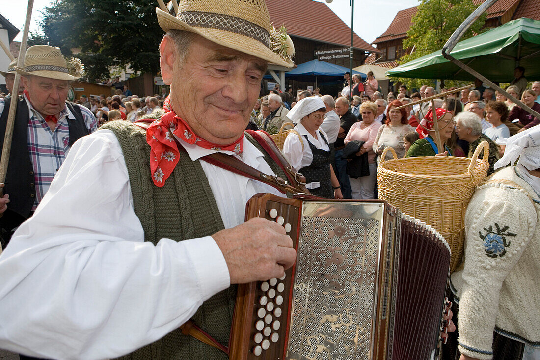 Älterer Mann spielt Akkordeon, Simmershausen Festival, Hilders Simmershausen, Rhön, Deutschland, Hessen