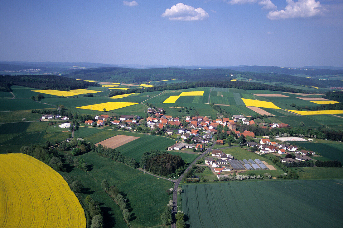 Luftaufnahme von Dörfern und Feldern, Rhön, Haunetal Holzheim, Hessen, Deutschland