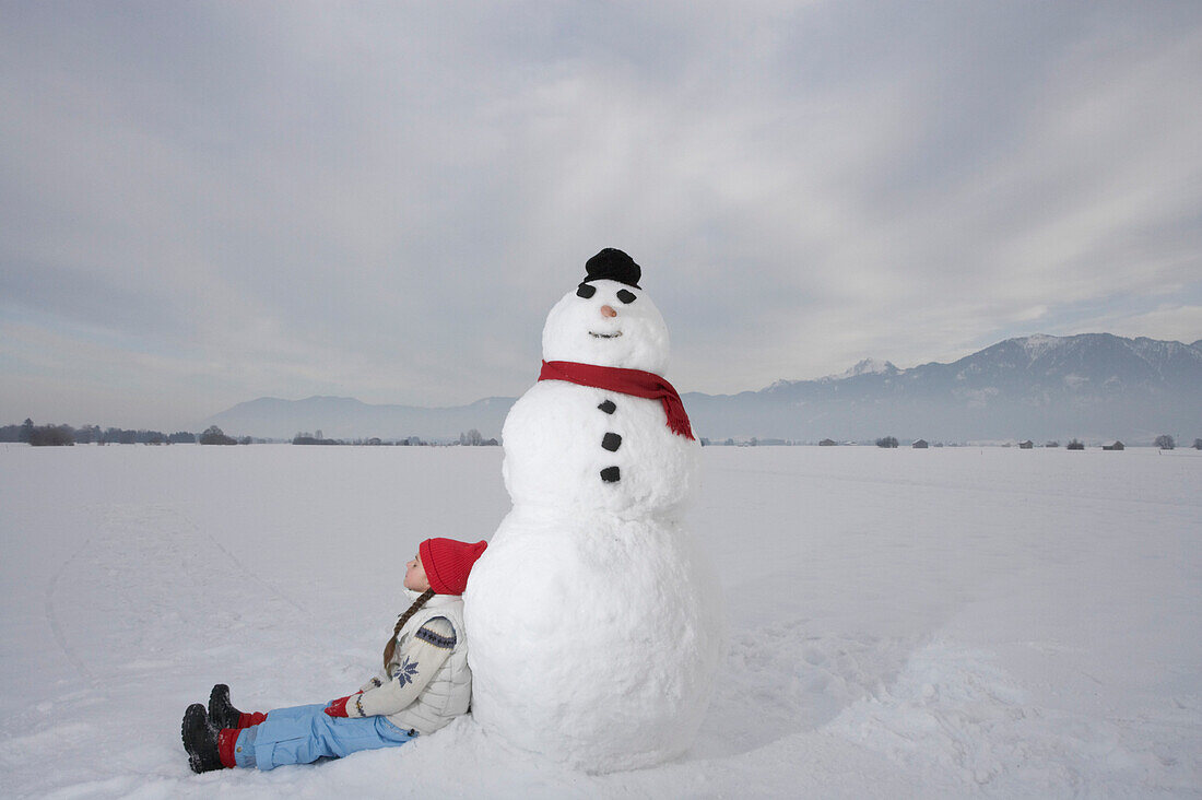 Girl 5-6 Years, lean against snowman