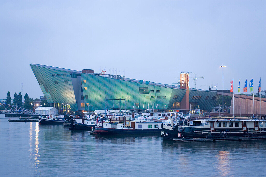 NEMO Museum, Boats, Canal, View over boats to NEMO Museum in the evening, Amsterdam, Holland, Netherlands