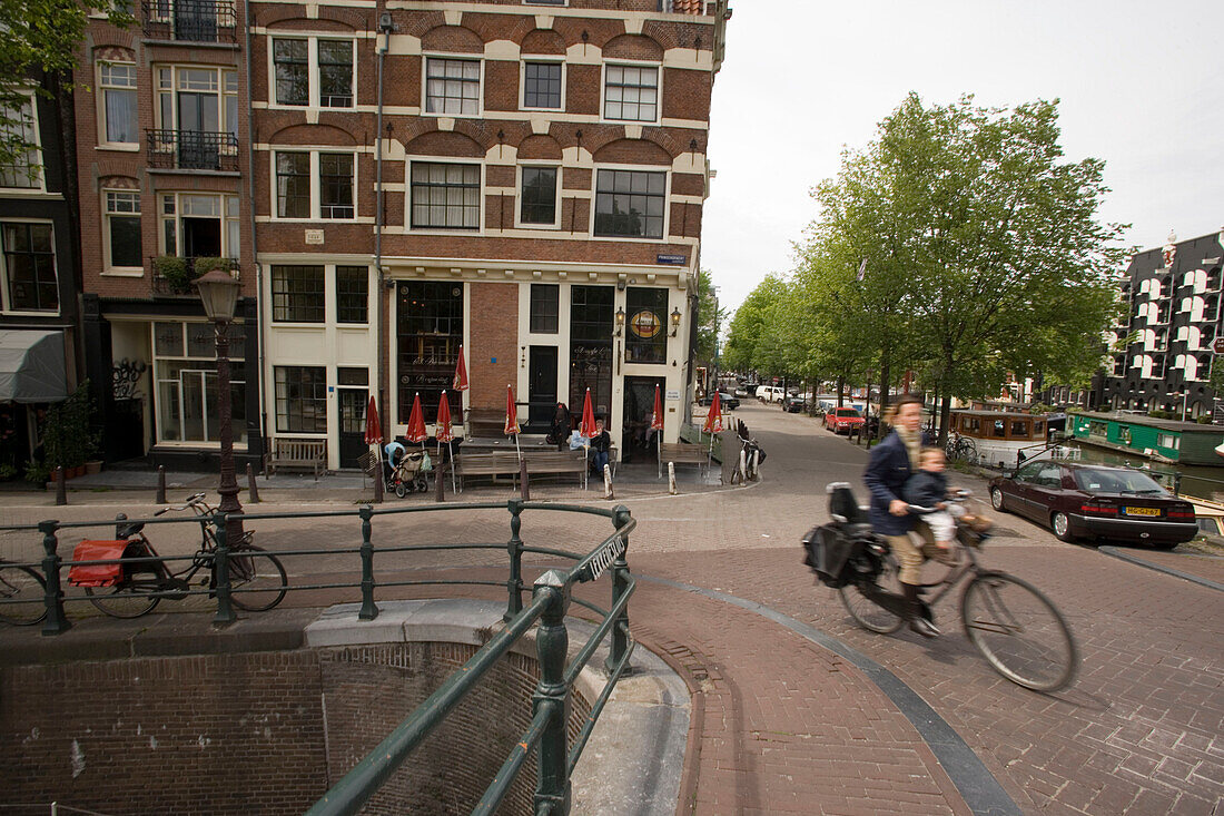 Cyclist, Het Papeneiland, Jordaan, Cyclist passing Het Papeneiland, the oldest brown or bruin cafe, Jordaan, Amsterland, Holland, Netherlands