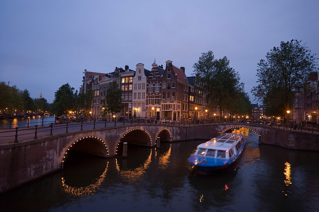 Boat, Keizersgracht, Leidsegracht, A leisure boat passing a stonebridge during a sightseeing tour in the evening, Keizersgracht and Leidsegracht, Amsterdam, Holland, Netherlands