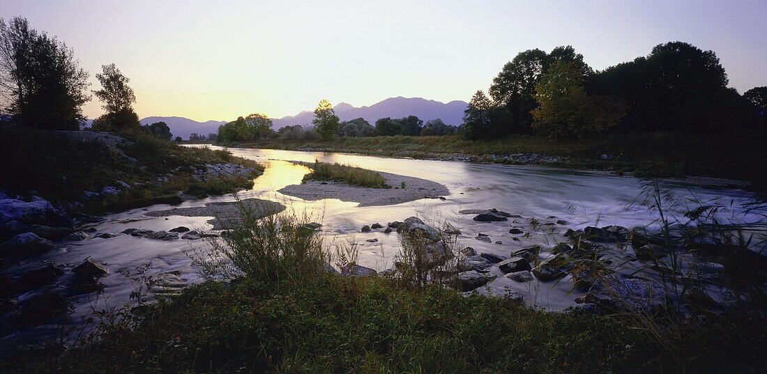 Loisach bei Großweil, Lkr. Garmisch, Oberbayern, Deutschland