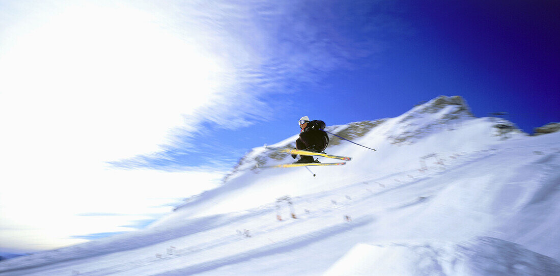 Skifahrer im Sprung, Zugspitze, Oberbayern, Bayern, Deutschland