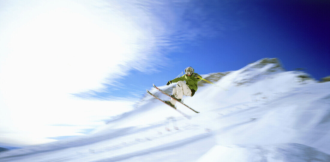 Skifahrer im Sprung, Zugspitze, Oberbayern, Bayern, Deutschland