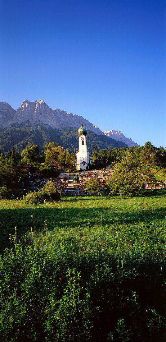 Kirche und Friedhof, Zugspitzdorf Grainau, Lkr. Garmisch, Oberbayern, Deutschland