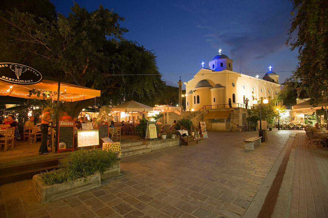 Beleuchtetes Restaurant bei der Agia Paraskevi Kirche, Kos-Stadt, Kos, Griechenland