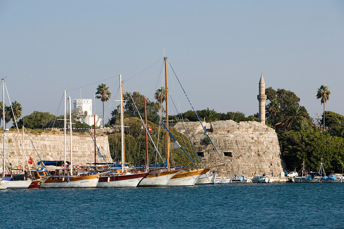 Sailing boats in front of Neratzia Castle, a former fortress of the Knights of St. John of Jerusalem, at Mandraki harbour, Kos-Town, Kos, Greece