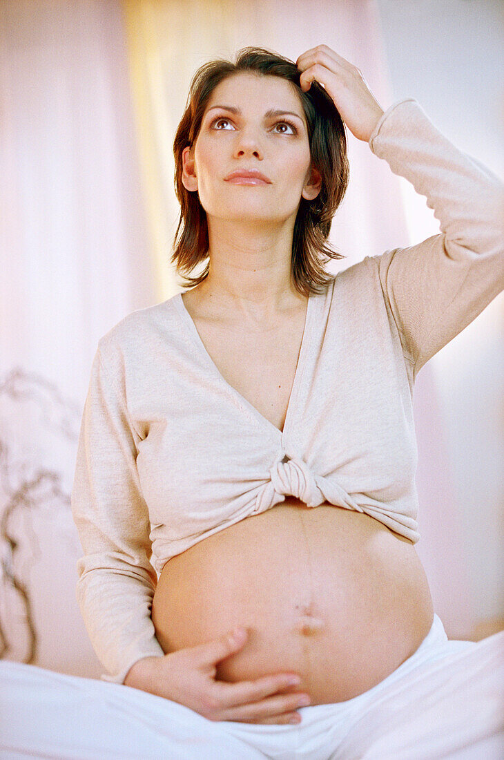 Schwangere Frau schaut nach oben