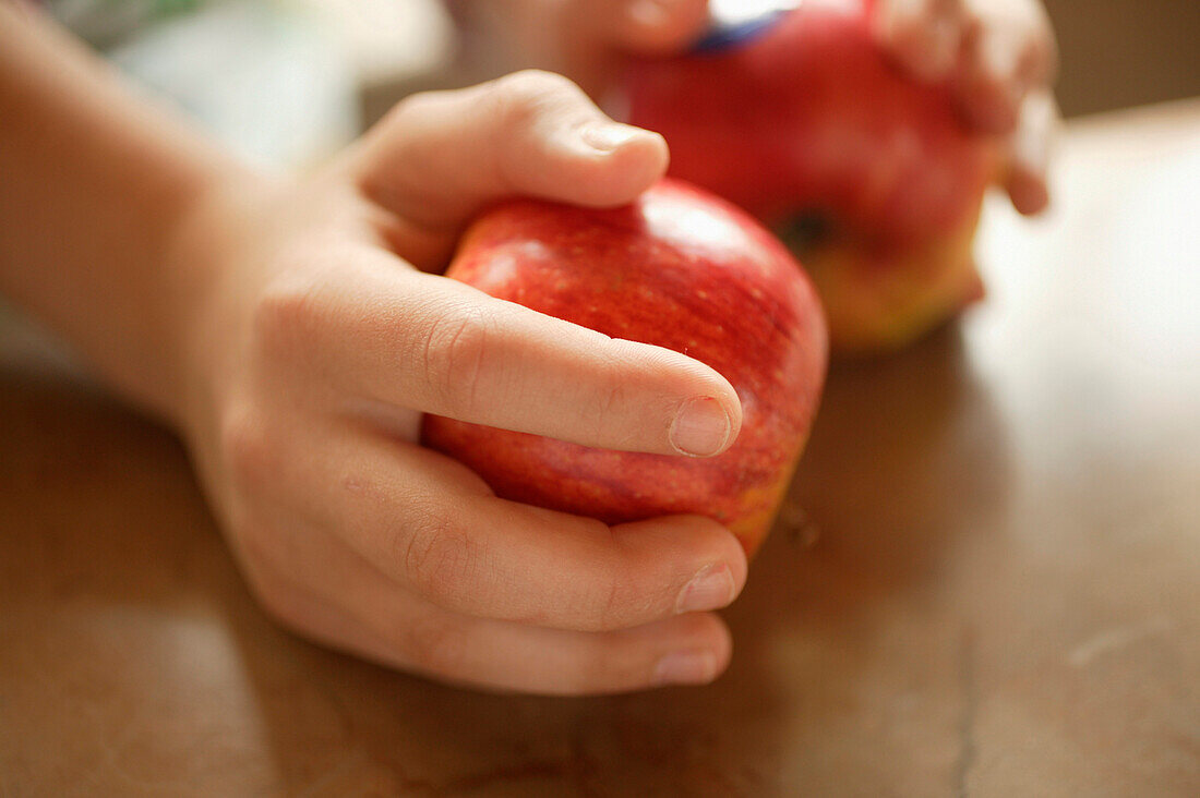 Hände mit Äpfeln