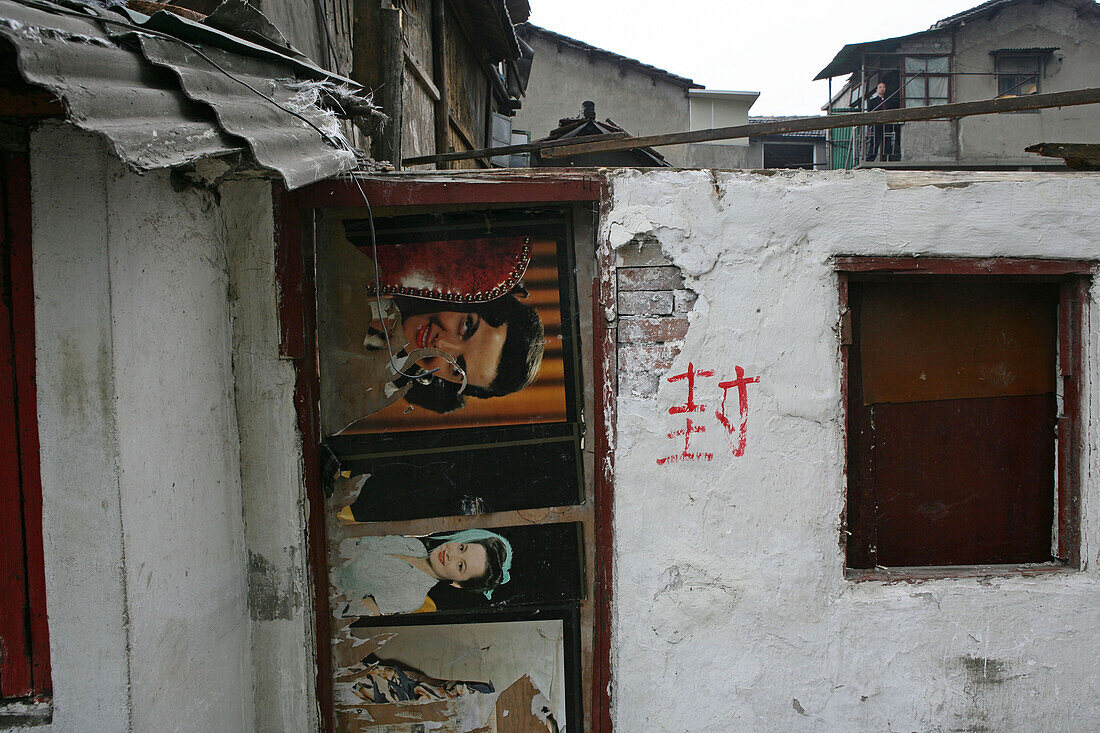 Abriss, demolition, Shanghai,redevelopment area, Abrissgebiet, living amongst demolished  houses, slum, Leben zwischen Ruinen, Living amongst ruins, encroaching new highrise, neue Hochhäuser anstelle alter Wohnstrukturen