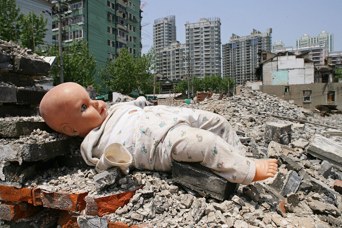 Abriss, demolition, Shanghai,Zurückgelassene Puppe, left back doll, redevelopment area, Abrissgebiet, Leben zwischen Ruinen, Living amongst ruins, encroaching new highrise, neue Hochhäuser anstelle alter Wohnstrukturen, aus: "Mythos Shanghai", Shanghai, S