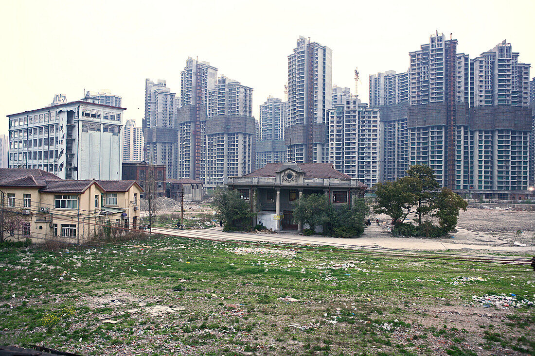 Abriss, demolition site in Yangshou, Shanghai,redevelopment area, Abrissgebiet, Leben zwischen Ruinen, Living amongst ruins, encroaching new highrise, neue Hochhäuser anstelle alter Wohnstrukturen