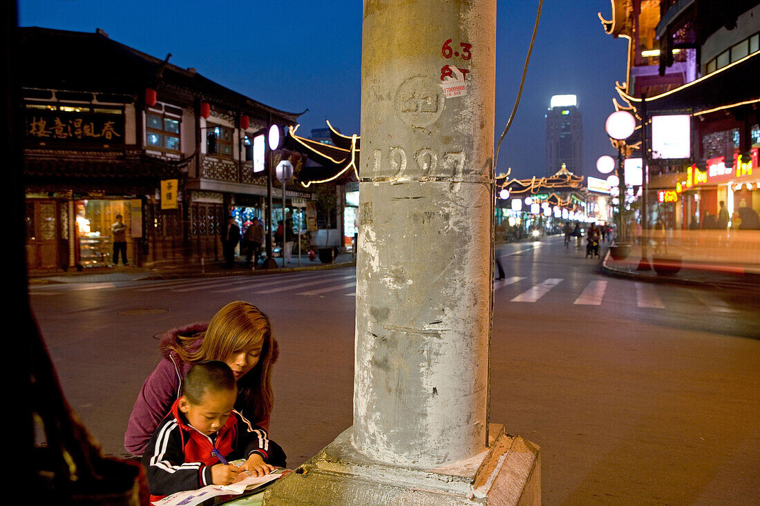 Altstadt Shanghai, Hausaufgaben,Old town, intersection, young boy doing homework under street lamp