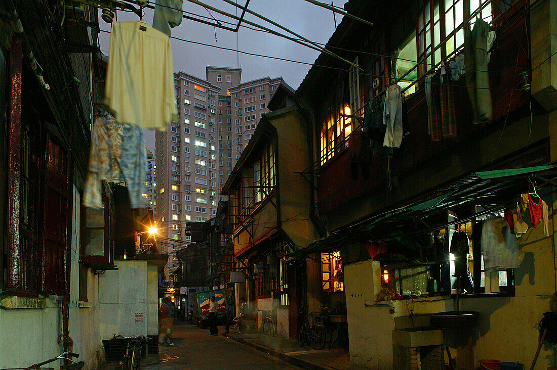 Altstadt Shanghai, Gasse,Old town, alley, lane, Wäsche, laundry, nighttime, evening