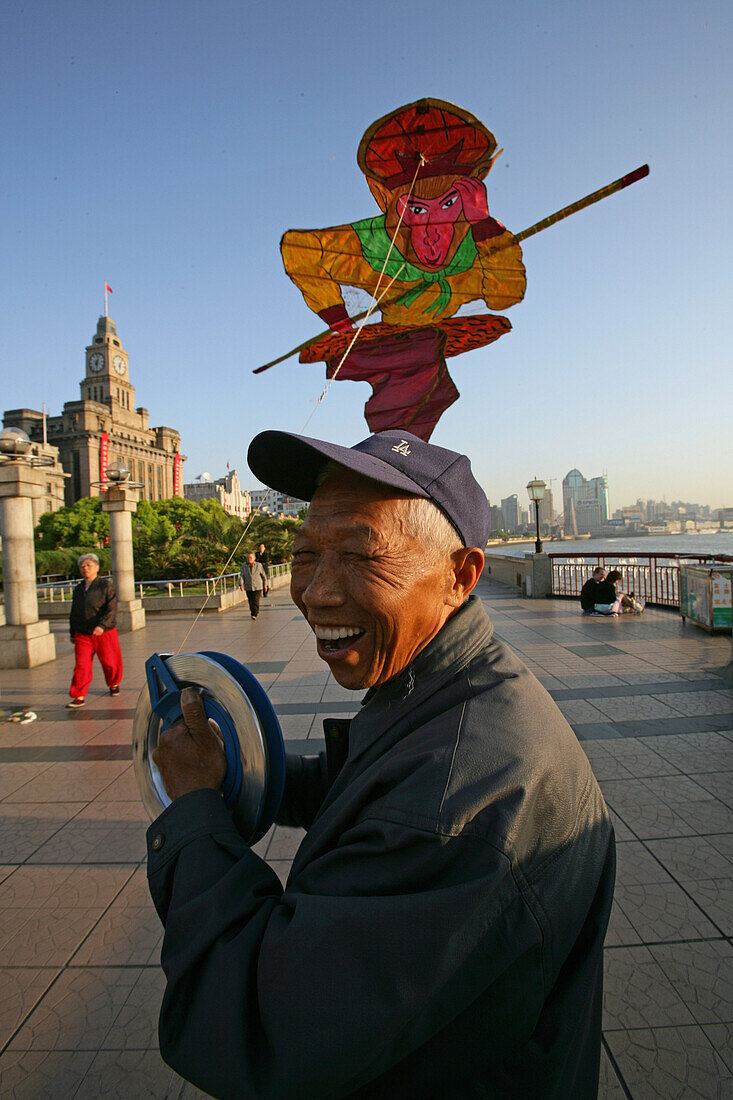 Drachen steigen, kite, Bund,pensioners kite flying, monkey god, morning sport, Frühsport, aus: "Mythos Shanghai", Shanghai, Sachbildband, Fotos Karl Johaentges, Text Erich Follath, Verlag, Collection Rolf Heyne, 2005