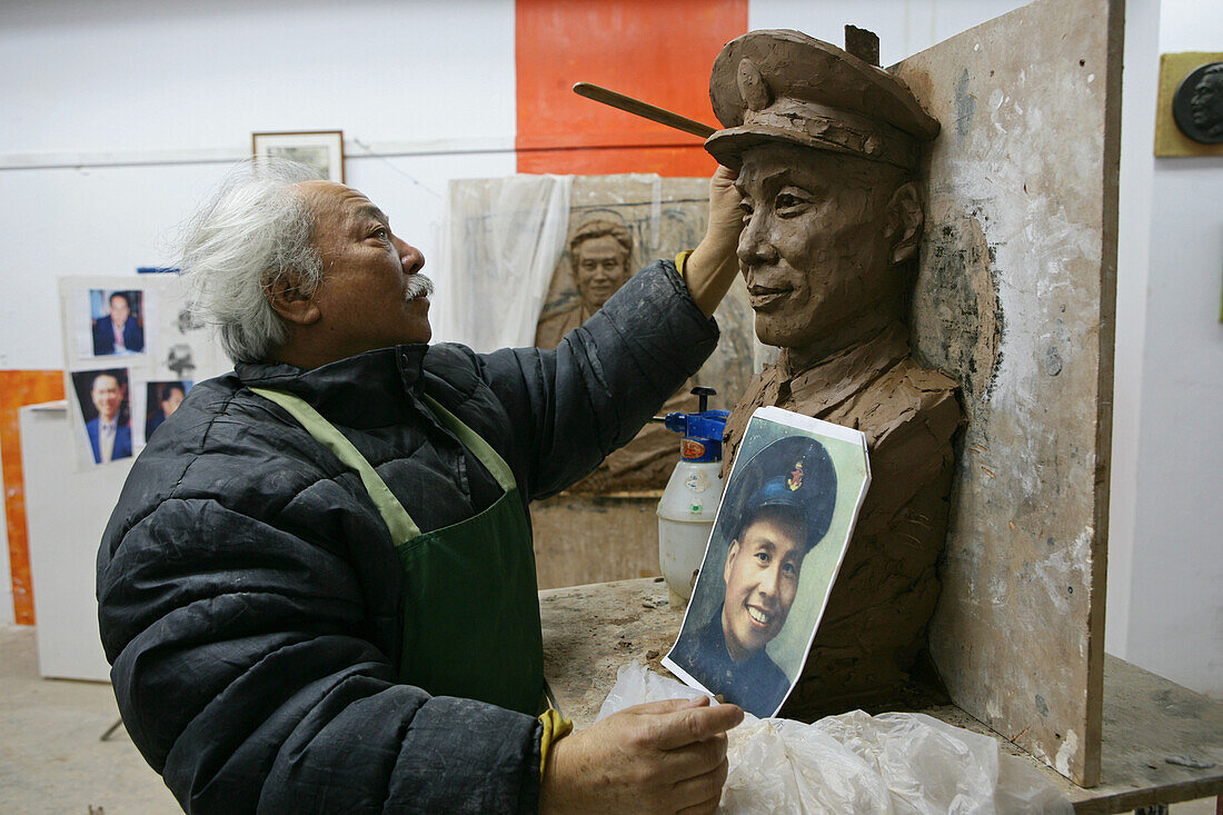 Fu Shou Yuan cemetery, artist,cemetery during Ching Ming Festival, artist Wang Song Yin, 5th of April, sculpture of a tombstone for a former military officer, Bildhauer, Skulptur für den Grabstein eines verstorbenen Offiziers, Totenhochhaus, sculptor, aus