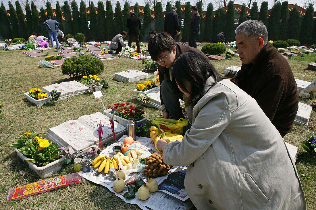 Fu Shou Yuan cemetery,cemetery during Ching Ming Festival, prayers for dead, ancestors, family offers food, wine, fruit to the dead people, show their respect, prayer, 5th of April, offerings