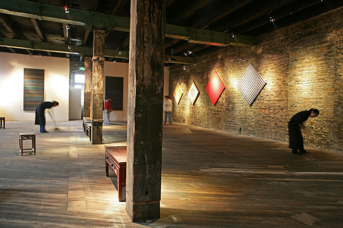 Gallery in Souzhou Creek Art Center,old flour factory at Souzhou Creek, nowadays art center and bars, ehemaliges Getreide und Mehllager, auch textile factory, Textilfabrik, Galerie, loft