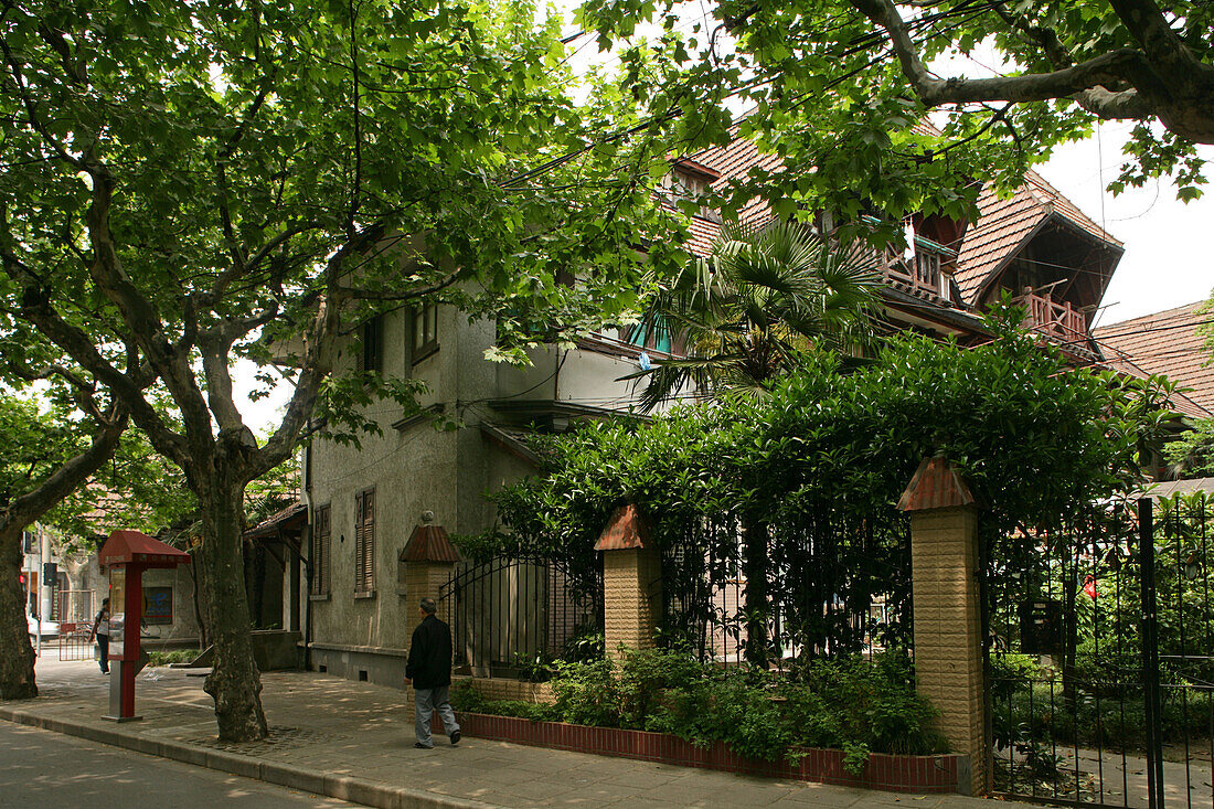 Villa, French Concession,Wohnhaus in der Französische Konzession, Platanenallee, plane tree avenue in summer, Green, Grün, Haus