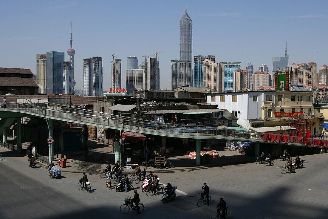 Shanghai Harbour,Fuxing Donglu, Hafen an der Fuxing Road, Huangpu-River, Hafen, Fluss, Pudong, pedestrian bridge, ramp, Fussgängerbrücke