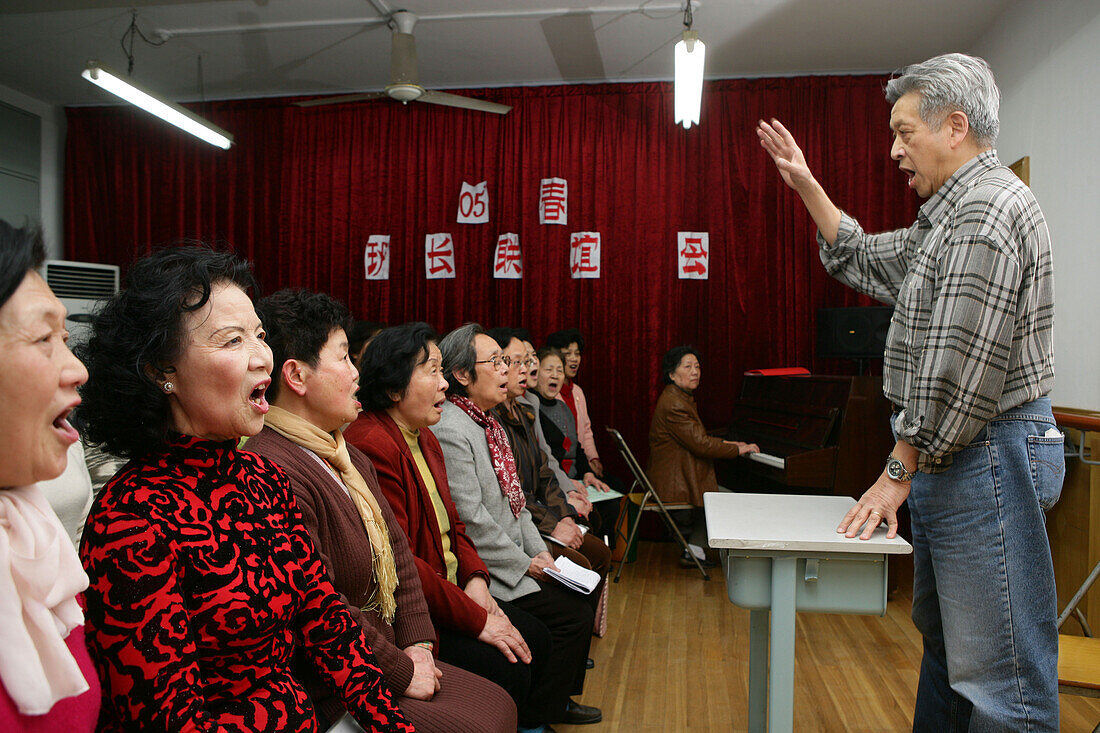 Singer and music conductor Peter Zhang,war Sänger in Revolutionsopern von Tschiang Tsching, Gattin von Mao, heute Rentner, dirigiert einen Hobby Chor, the former singer of revolutionary operas is now free to choose the songs he prefers, chorus of hobby si